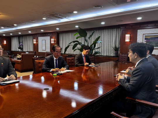 권성동 국민의힘 원내대표가 15일 서울정부청사 집무실에서 한덕수 대통령 권한대행을 예방하고 있다. [연합뉴스 제공]